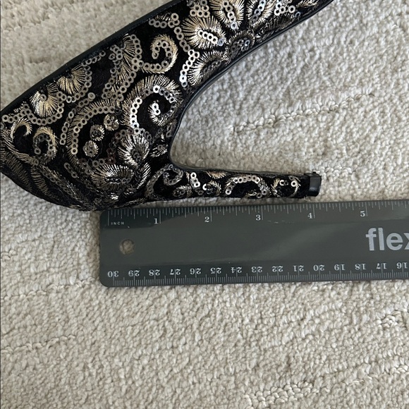 Badgley Mischka Elegant Black and gold Women's Heels - Picture 10 of 10